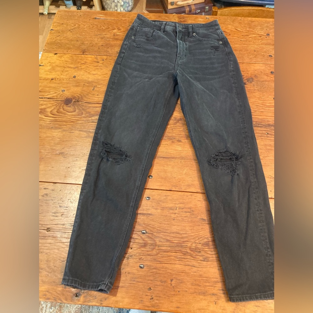 AMERICAN EAGLE MOM JEANS